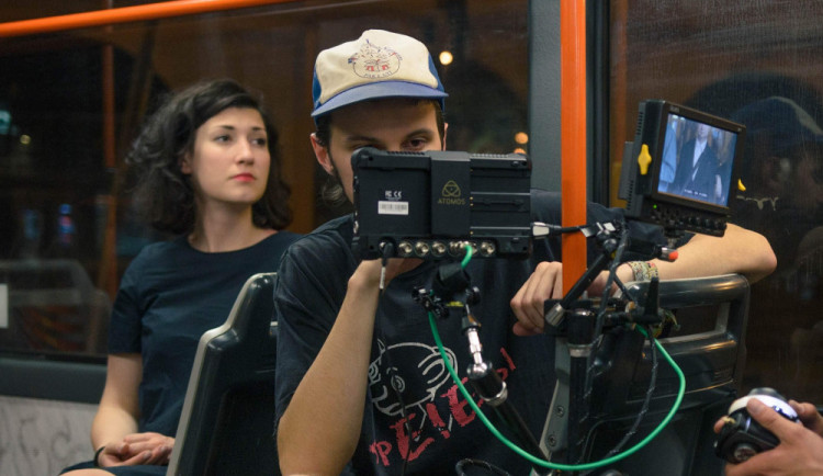 Režisér Adam Rybanský za kamerou