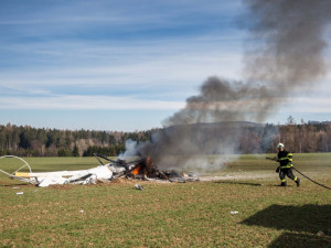 FOTO: U Slavoňova na Náchodsku spadl vrtulník. Dva lidé zemřeli