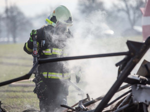 U Slavoňova na Náchodsku spadl vrtulník. Dva lidé zemřeli