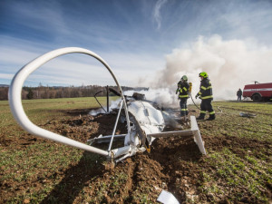 U Slavoňova na Náchodsku spadl vrtulník. Dva lidé zemřeli