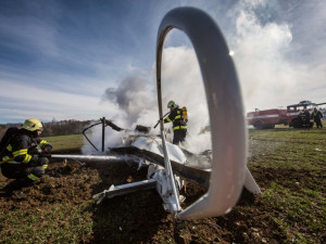 U Slavoňova na Náchodsku spadl vrtulník. Dva lidé zemřeli
