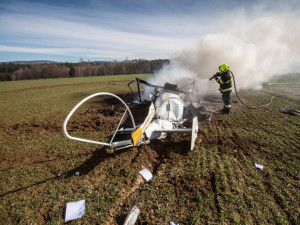 U Slavoňova na Náchodsku spadl vrtulník. Dva lidé zemřeli