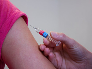 Stát plánuje odškodňovat i rodiče, kterým po očkování dítě zemře