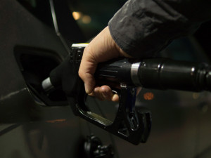 Poslanci navrhují zrušit povinné přimíchávání biopaliv do benzinu