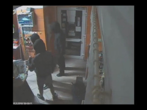 VIDEO: Tři maskovaní lupiči přepadli hradeckou čerpací stanici, hrozí jim až desetileté vězení