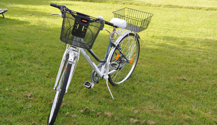 Vozíte kabelku nebo batoh v košíku kola? V Hradci okradli cyklistku za jízdy