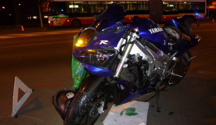 V Hradci večer havarovaly motorky, dva lidé skončili v péči záchranářů