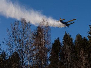 FOTO: Během pondělí hasiči likvidovali několik požárů luk a lesů, do akce se dostalo i letadlo