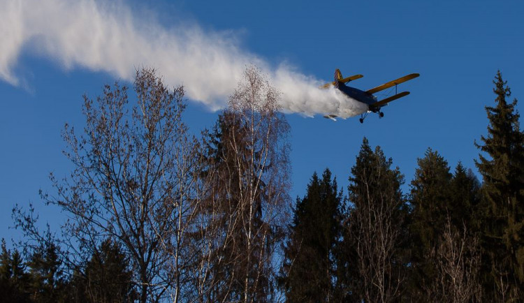 Během pondělí hasiči likvidovali několik požárů luk a lesů, do akce se dostalo letadlo