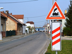 Řidiči pozor! Policie se dnes na Královéhradecku zaměřuje na železniční přejezdy
