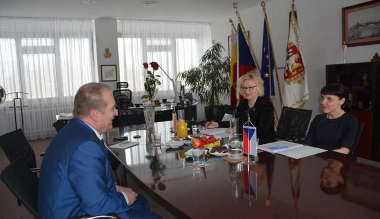 Vpravo je polská velvyslankyně Barbara Anna Ćwioro