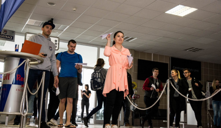 Hradeckou univerzitou létaly papírové vlaštovky, do soutěže se přihlásila skoro stovka lidí