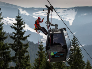 Čeští a polští hasiči zachraňovali turisty z lanovky na Sněžku. Naštěstí jen cvičně