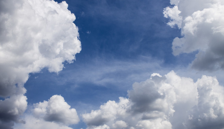 POČASÍ NA VÍKEND: Oba dny bude zataženo a chladno, na horách může i sněžit