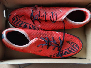 Mladík si na internetu koupil značkové boty za stovky eur, přišly mu "staré křusky"