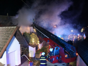Pravděpodobnou příčinou tragického požáru v Třebechovicích byla cigareta, muž s ní měl usnout v posteli