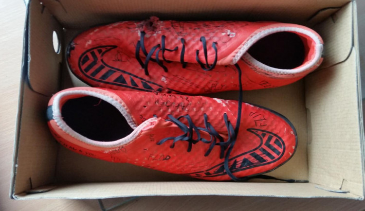 Boty, které mladík obdržel