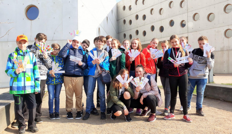 Žáci ZŠ TGM Borohrádek vyrobili 169 záložek s pozitivními vzkazy a citáty. Věnovali je čtenářům ve Studijní a vědecké knihovně v Hradci Králové