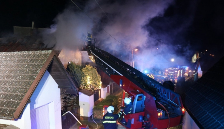 K požáru rodinného domu v Třebechovicích pod Orebem, ve kterém bylo později nalezeno sině ohořelé lidské tělo, vyjížděly všechny složky integrovaného záchranného systému v sobotu večer. Nyní je již jasná příčina požárů.