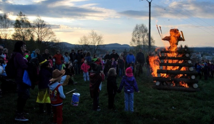 Letošní pálení čarodějnic je možná ohroženo. Mohl by pomoci slibovaný déšť na konci týdne