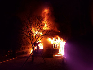 Chata v osadě Štěnkov lehla popelem, škoda byla předběžně vyčíslena na 700 tisíc korun