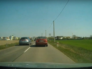 VIDEO: Řidič na Hradecku ukázal prostředníček a pak nebezpečně předjížděl. Hrozí mu roční zákaz řízení