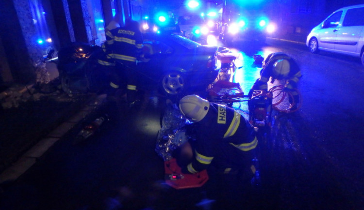 V Hronově narazil automobil do zdi domu,  tři osoby se při nehodě zranily