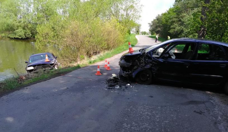 Po dopravní nehodě dvou aut skončilo jedno v rybníku, zraněny byly dvě osoby