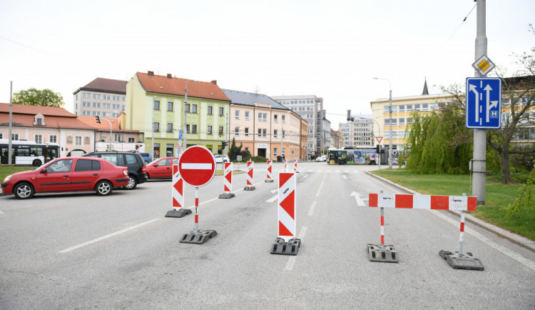 S uzavřenou Mánesovkou přišly úpravy na devíti křižovatkách