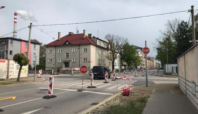 Na křižovatce Mánesova a Čechova dojde ke změně přednosti v jízdě