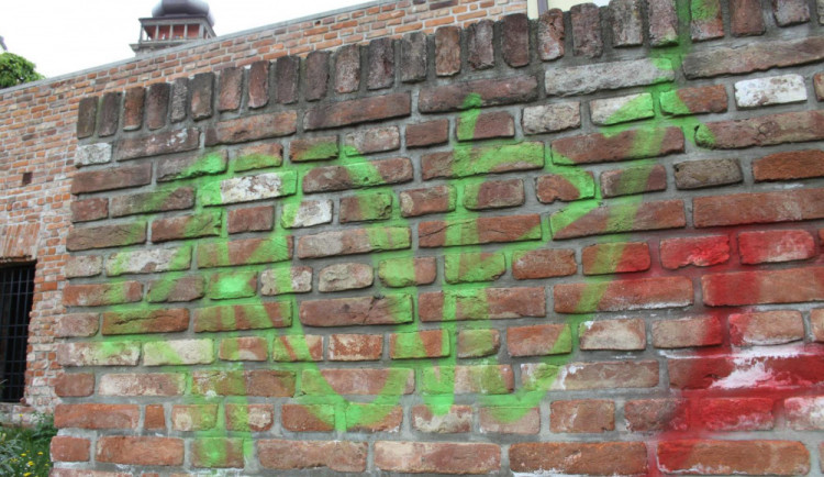 Vandalismus v centru Hradce
