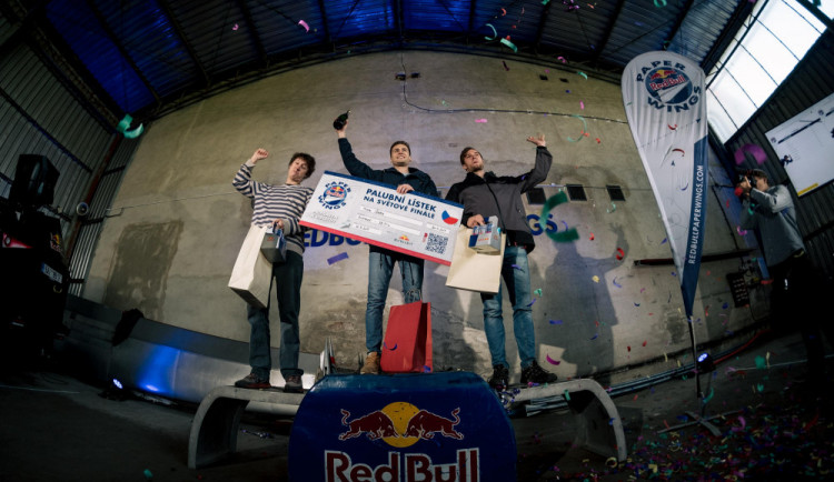 Studenti královéhradecké univerzity uspěli v soutěži Red Bull Paper Wings. Antonín Kolář pojede na Mistrovství světa v hodu papírovou vlaštovkou na