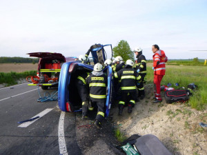 Nedaleko Černilova havarovaly dva osobáky, jednu řidičku museli hasiči z auta vyprostit