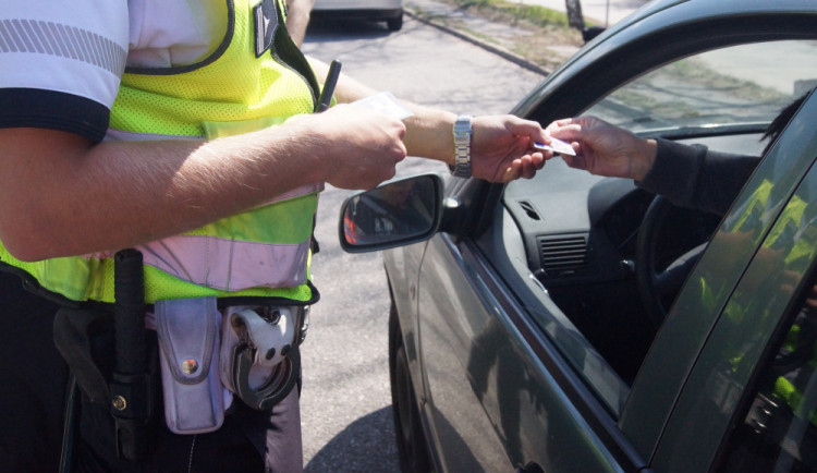 Muž ujížděl v Jivně policistům, nadýchal skoro dvě promile