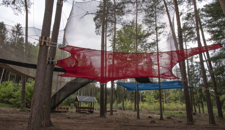 V Hradci finišuje stavba unikátního hřiště v korunách stromů