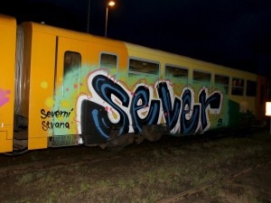 V Mladějově opět řádil vandal, postříkal vlakovou soupravu
