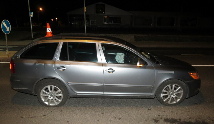 Řidič narazil do ostrůvku před kruhovým objezdem, policistů nadýchal 2 promile