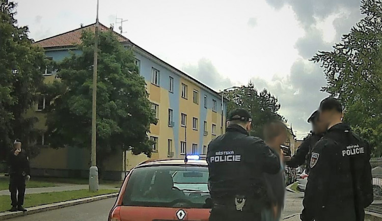 Opilý muž ujížděl strážníkům po chodníku a parkem na Sadech. Chtěl si vyzkoušet, jaké to je
