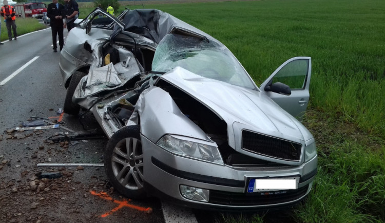 Při srážce osobního a nákladního auta na Trutnovsku dva mrtví