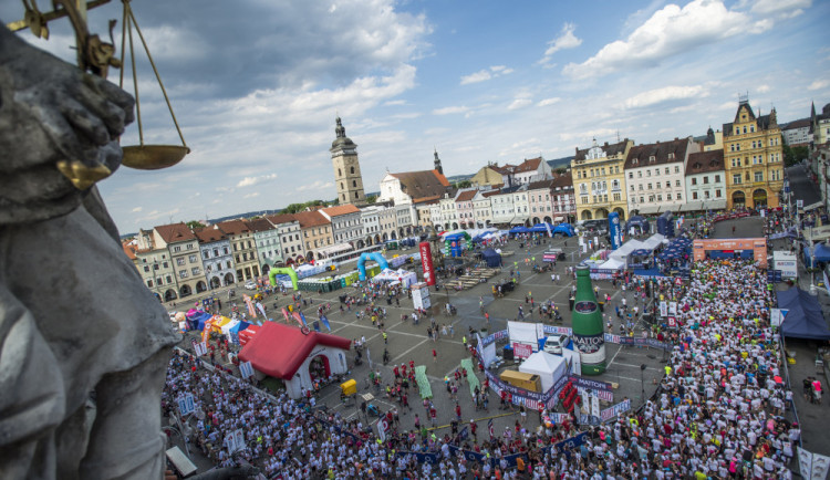 Budějcemi se proženou běžci. Řidiči musejí počítat s omezením