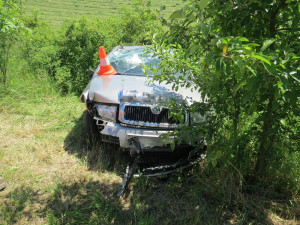 FOTO: Za volantem nejspíš usnul. Auto přejelo do protisměru a po nárazu do svodidel se přetočilo přes střechu