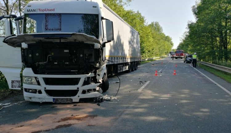 FOTO: Vážná nehoda u Častolovic. Řidičku po čelním střetu s kamionem transportoval do nemocnice vrtulník