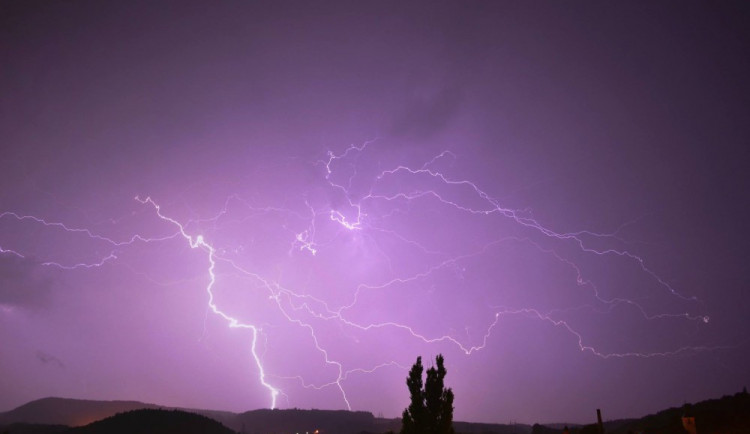 Varování před silnými bouřkami. Do Hradce dorazí ve čtvrtek večer