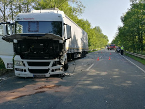 FOTO: Vážná nehoda u Častolovic. Řidičku po čelním střetu s kamionem transportoval do nemocnice vrtulník