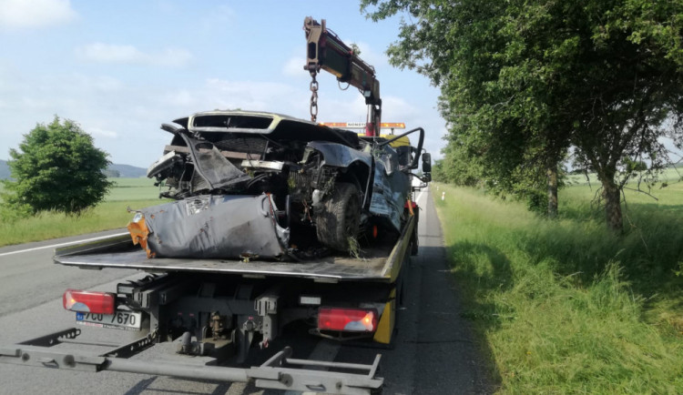 FOTO/VIDEO: Na Strakonicku se stala tragická dopravní nehoda. Po nárazu do stromu zemřeli dva lidé