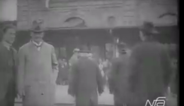 VIDEO: Hradec v roce 1928? Vzrůstající metropole a slavnostní výkop stavby budovy ředitelství státních drah