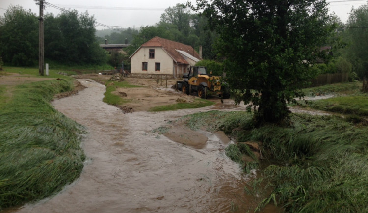 FOTO/VIDEO: Jihem se prohnaly bouřky a kroupy. Hasiči evakuovali lidi z rodinného domu