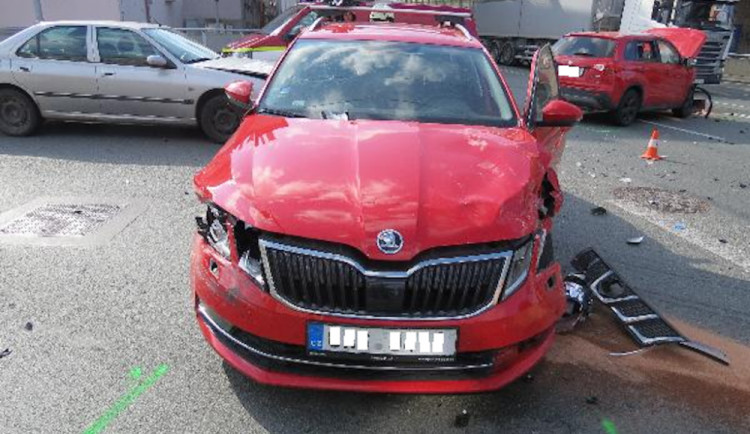 FOTO: Nehoda tří aut na okruhu. Jeden z řidičů jel na červenou