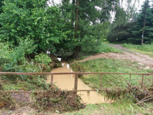 FOTO: Divoká voda zasáhla Dubenec. Prohnala se obcí, dostala se do zahrad i domů