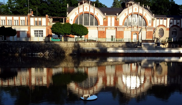 FOTO: Proč plulo po Labi v Hradci velké zrcadlo? Šlo o součást sympozia